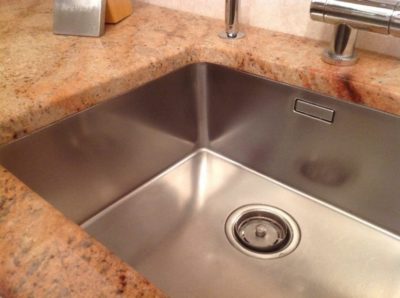 How to restore shine to a stainless steel sink